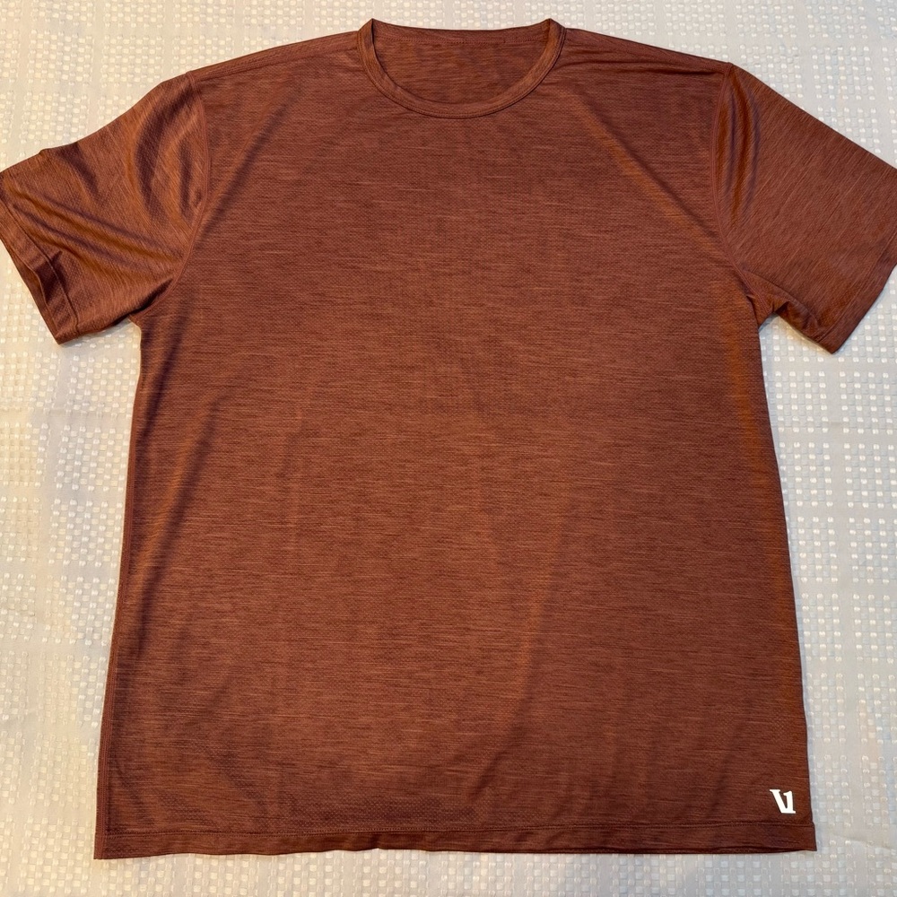 Vuori Zephyr Tee in Cedar Heather color XL